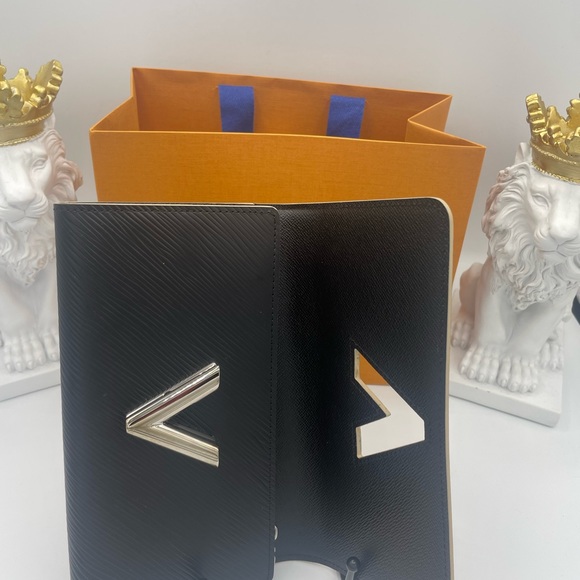 Louis Vuitton Limited Edition Epi World Tour Twist Lock Wallet NWOT - Picture 7 of 10